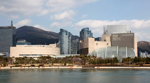 부산 해운대구 센텀남대로에 위치한 신세계백화점 센텀시티점 전경. 왼쪽 베이지색 건물이 센텀시티몰이다. 신세계백화점 제공