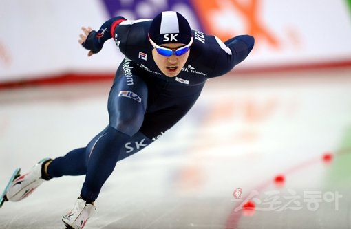 28일 서울 태릉국제스케이트장에서 열린 ‘2016 ISU 세계 스프린트 스피드스케이팅 선수권대회’ 남자 500m 경기에 참가한 김태윤이 힘차게 질주하고 있다. 태릉｜김민성 기자 marineboy@donga.com