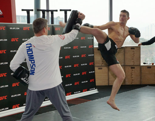 UFC 블루칩 스티븐 톰슨(오른쪽)이 28일 서울 여의도 리복 크로스핏 센티넬 IFC에서 열린 공개훈련에서 핵폭탄급 발차기를 선보였다. 사진제공｜UFC