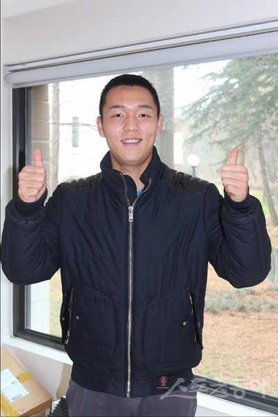 프로 2년차, 2번째 임대 시즌을 앞둔 전남 조석재는 ‘K리그의 제이미 바디’를 꿈꾸고 있다. 광양의 클럽하우스에서 엄지를 치켜세우며 환하게 웃는 조석재의 표정이 밝다. 광양｜남장현 기자 yoshike3@donga.com