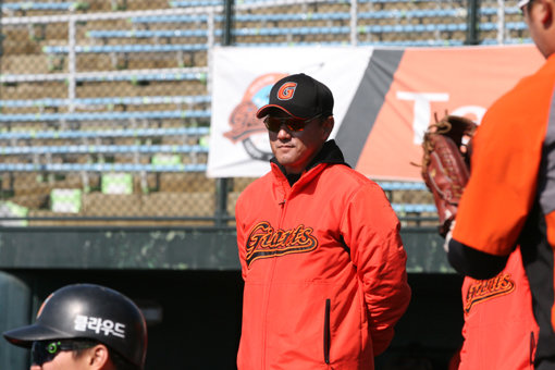 롯데 조원우 감독은 ‘우승 후보’라는 말에 고개를 저었다. ‘타격의 팀’이라는 평가에 대해서도 홈런, 타점 개수보다 승패에 영향을 미치는 희생타, 결승타 등의 기록이 더 중요하다고 강조했다.사진제공｜롯데 자이언츠