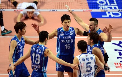 삼성화재가 28일 장충체육관에서 벌어진 우리카드와의 원정경기에서 세트스코어 3-1로 승리해 플레이오프 직행에 승점 5점만을 남겨뒀다. 삼성화재 선수들이 득점한 뒤 기쁨을 나누고 있다. 장충｜김진환 기자 kwangshin00@donga.com