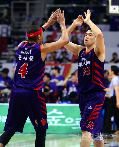 오리온 문태종(왼쪽)이 28일 동부전 4쿼터 도중 3점슛을 터트린 뒤 이승현과 하이파이브를 나누고 있다. 고양｜김종원 기자 won@donga.com