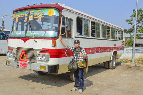 이종원 씨가 미얀마에서 발견한 대우 BF101 버스. 겉만 빼고 대부분 개조됐
지만 이 씨는 “남아 있는 것만 해도 고맙다”고 했다. 이종원 씨 제공