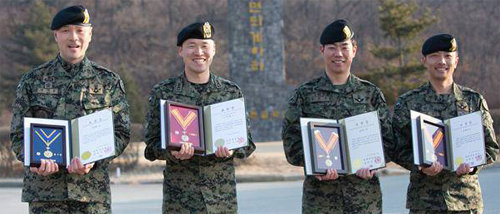 육군 특수전교육단의 헌혈 전도사 4인방. 왼쪽부터 민재원 원사, 고정환 대위, 김현우 중사, 문철민 상사. 육군 제공