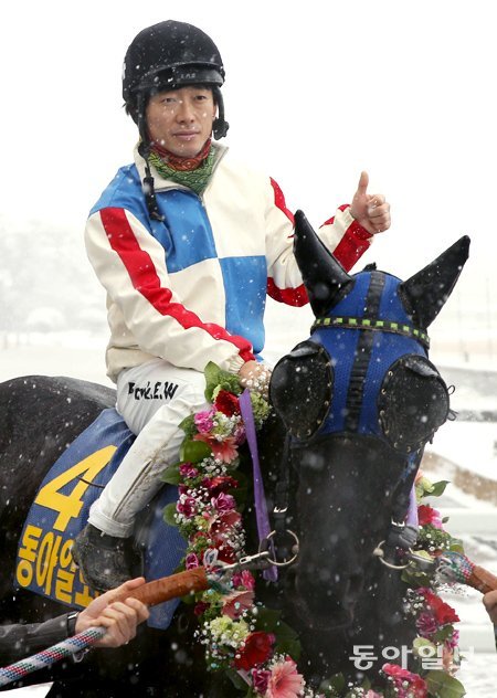 최고 암말의 영예를 안은 피노누아와 기수 박을운 씨. 과천=양회성 기자 yohan@donga.com