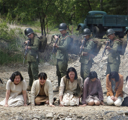 위안부 소재 영화는 흥행하지 못한다는 기존 속설을 뒤엎고 박스오피스 1위를 질주하고 있는 ‘귀향’.

와우픽처스 제공