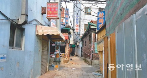 재개발로 철거를 앞둔 서울 종로구 무악동(옛 서대문구 현저동) ‘옥바라지 골목’의 모습. 골목 맞은편에 있는 서대문형무소 수감자의 가족이 옥바라지를 위해 이곳을 찾으면서 여관촌이 형성된 것으로 추정된다. 김민 기자 kimmin@donga.com