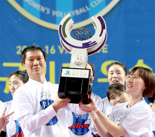 27일 흥국생명을 3-2로 꺾고 2015∼2016 NH농협 프로배구 V리그 여자부 정규리그 1위를 확정한 IBK기업은행의 이정철 감독(왼쪽)과 주장 남지연이
우승 트로피를 들어 보이고 있다. IBK기업은행 제공