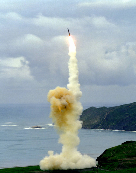 미군이 26일(한국 시간) 캘리포니아 주 반덴버그 공군기지에서 미니트맨3 대륙간탄도미사일(ICBM)을 시험 발사하고 있다. 한국군 관계자도 이날 시험발사 현장에 초청돼 직접 참관했다. 출처 미 공군 홈페이지