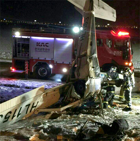 28일 오후 6시 30분경 김포공항을 이륙한 직후 공항 외곽 녹지대에 추락한 한라스카이에어 HL1153 경비행기. 기체 앞부분이 완전히 파손된 채 발견됐다. 이 사고로 탑승한 기장과 교육생 한 명이 모두 사망했다. 한국공항공사 제공