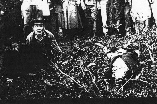 1920년 경신참변(간도대학살) 당시 일본군에게 살해당할 위기에 놓은 두 양민. 1920년 봉오동 전투에서 대패한 일본군 19사단 보병 75연대의 사진첩에 담긴 것으로 처음 공개됐다. (김재홍 규암김약연기념사업회 사무총장 제공)