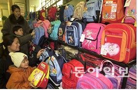 2001년 2월 5일 올해 초등학교에 입학하는 어린이들이 부모와 가방을 고른다．동아일보