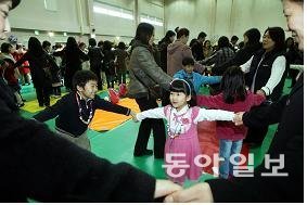 2008년 3월 3일 열린 서울 서초구 매헌초등학교 입학식에서 신입생과 학부모가 포크댄스를 추며 입학을 축하한다. 동아일보