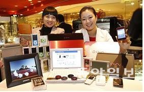 2009년 1월 28일 현대백화점 압구정본점에서 졸업․입학 시즌을 앞두고 미니 노트북, MP3, 전자사전 등의 다양한 IT제품을 한자리에 모았다. 동아일보