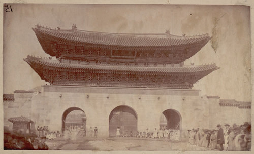 새로 확인된 미국 스미스소니언 박물관 소장 광화문 사진. 1893년 9월 이전에 촬영된 것으로 현판이 흐릿하지만 현재의 광화문 현판과는 반대로 바탕색이 어둡고 글씨가 밝다. 양종훈 상명대 영상학부 교수는 “변색에도 불구하고 현판 글씨와 바탕의 색은 확실히 식별된다”고 했다. (스미스소니언 박물관 홈페이지)