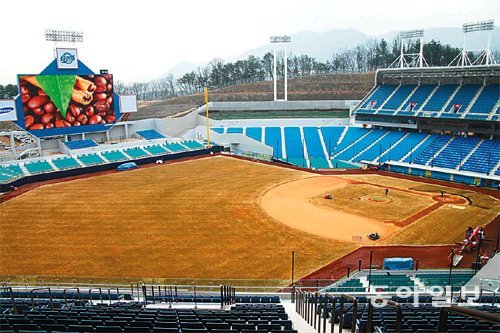 지난달 26일 대구 수성구 삼성라이온즈파크에서 직원들이 경기장 흙을 고르고 관중석 그물망을 설치하고있다. 장영훈 기자 jang@donga.com