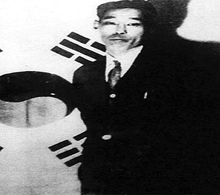 1932년 이봉창 의사가 일왕 신년 관병식에 폭탄을 투척하기 전 거사를 다짐하며 태극기 앞에서 찍은 사진. 광복회 광주전남지부 제공