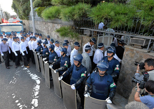 지난해 10월 2일 일본 최대 야쿠자 조직인 야마구치파 총본부를 수색 중인 일본 효고 현 경찰. 도로운송법 위반 사건을 조사한다는 명목이었지만 그해 조직 분열 이후 내부 정보 수집을 위한 조치였던 것으로 보인다. 아사히신문 제공