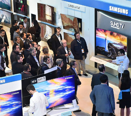 삼성전자가 지난달 18일 포르투갈 리스본에서 개최한 대륙별 전략제품 소개 행사 ‘삼성 중남미 포럼’에서 관람객들이 삼성 SUHD TV 신제품을 관람하고 있다. 삼성전자 제공