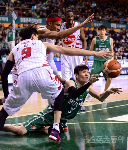 1일 원주치악체육관에서 열린 ‘2015-2016 KCC 프로농구’ 6강 플레이오프 3차전 원주동부와 고양오리온 경기에서 동부 김주성이 루즈볼을 잡아 패스하고 있다. 원주｜김종원기자 won@donga.com