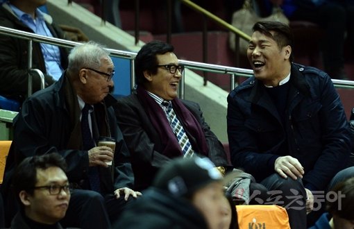 방송인으로 변신한 서장훈(오른쪽)이 2월 29일 삼성-KGC의 6강 플레이오프 3차전이 열린 잠실체육관을 찾아 김영기 KBL 총재(왼쪽)와 이야기를 나누고 있다. 잠실｜김진환 기자 kwangshin00@donga.com