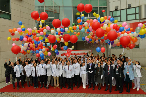 개원 40주년 기념행사에서 H+ 양지병원 의료진과 임직원들이 개원년도를 의미하는 1976개의 풍선을 날리고 있다. 사진제공｜에이치플러스 양지병원