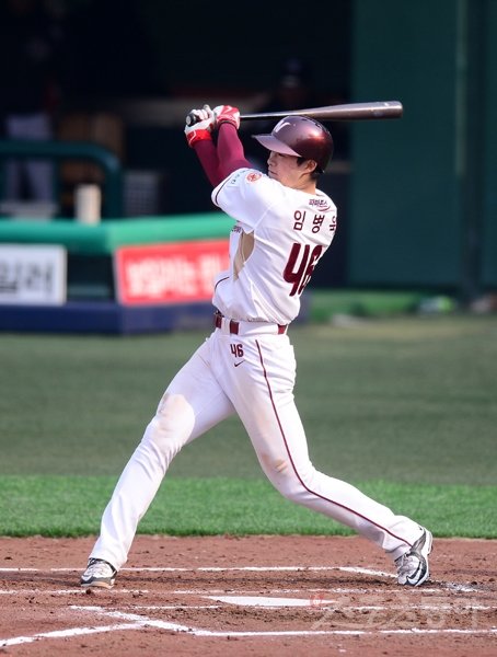 올해로 프로 데뷔 3년째를 맞은 넥센 임병욱은 염경엽 감독이 주전 중견수로 점찍은 ‘예비 스타’다. “이병규(LG·9번)의 전성기를 봤다”는 염 감독의 말에 임병욱은 “이젠 무조건 ‘이병규 선배처럼 큰 선수가 돼야 한다’는 꿈이 생겼다”는 포부를 밝혔다. 오키나와(일본)｜강산 기자  posterboy@donga.com