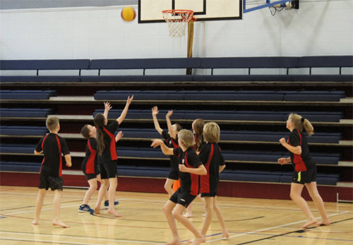 선진국 체육시스템의 특징은 ‘선수 육성’이 중심인 우리와 달리 ‘즐기는 체육’이 먼저라는 점이다. 생활체육이 활성화된 뉴질랜드에서 어린이들이 농구를 하고 있다. 신발도 신지 않고 농구를 하는 모습이 이채롭다. 국민생활체육회 제공