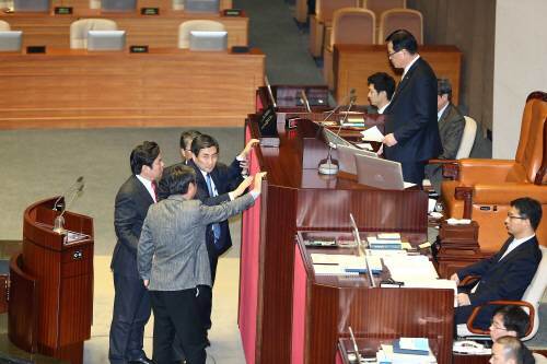 2일 오후 속개된 국회 본회의에서 정의화 국회의장(단상 위)이 모두발언을 하던 중 더불어민주당 이종걸 원내대표 등이 연단 앞으로 나가 항의하고 있다. 전영한 기자 scoopjyh@donga.com