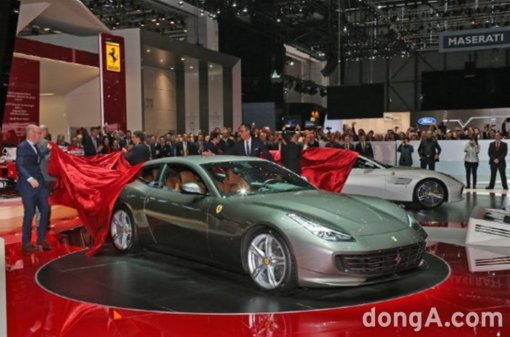 페라리 GTC4루쏘.