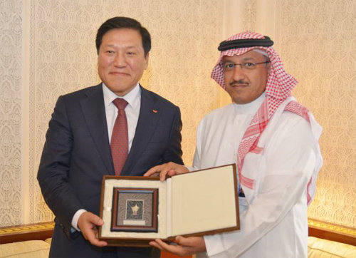 문종훈 SK네트웍스 사장(왼쪽)이 지난달 28일 사우디아라비아 리야드에서 유세프 알벤얀 사빅 부회장과 만나 협력 방안을 논의한 뒤 기념품을 전달받고 있다. SK네트웍스 제공