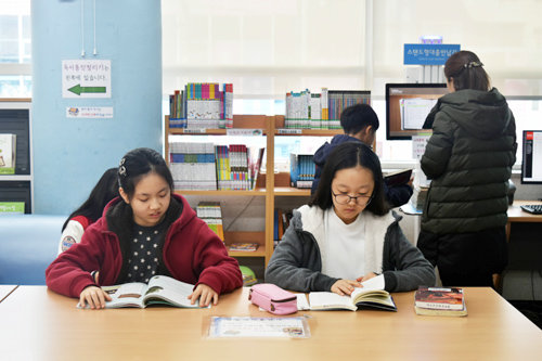 3일 대구 달서구 상인동 달서어린이도서관 열람실에서 초등학생들이 책을 읽고 있다. 대구 달서구 제공
