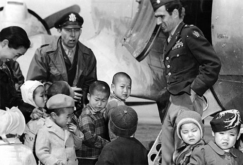 6·25전쟁 당시 전쟁고아들과 함께 있던 딘 헤스 대령(오른쪽). 공군 제공