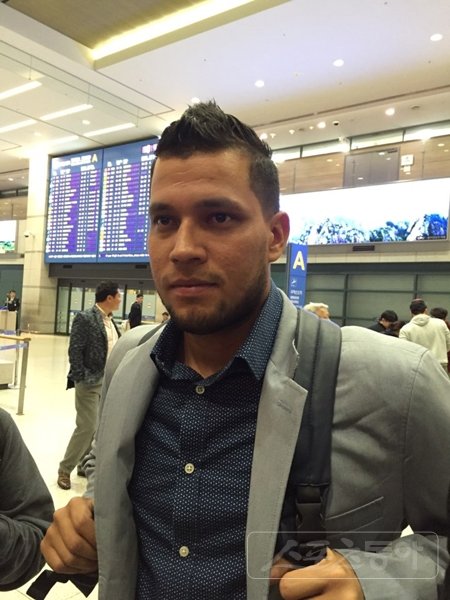 kt 새 외국인투수 요한 피노가 스프링캠프를 마치고 4일 인천국제공항을 통해 한국땅을 밟은 뒤 소감을 말하고 있다. 인천국제공항｜강산 기자 posterboy@donga.com