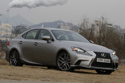 새로운 2.0 가솔린 싱글 터보 엔진과 8단 자동변속기가 장착된 렉서스 IS200t는 폭발적인 가속 성능은 물론 특유의 편안함까지 동시에 만족할 수 있다. 사진제공｜렉서스코리아