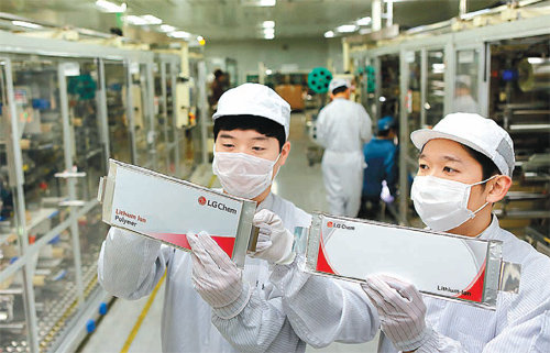 LG화학 오창공장에서 직원들이 생산된 배터리 셀을 점검하고 있다. 전극, 조립, 활성화 과정을 거쳐 생산된 배터리는 전 세계 20여 곳 이상의 자동차 회사 전기자동차 모델에 탑재된다. LG화학 제공