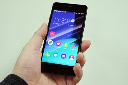 4.8인치 디스플레이의 해상도는 HD(1,280 x 720)다. (출처=동아닷컴)