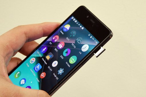 통신칩(USIM)은 가장 작은 나노 방식을 쓴다. (출처=동아닷컴)