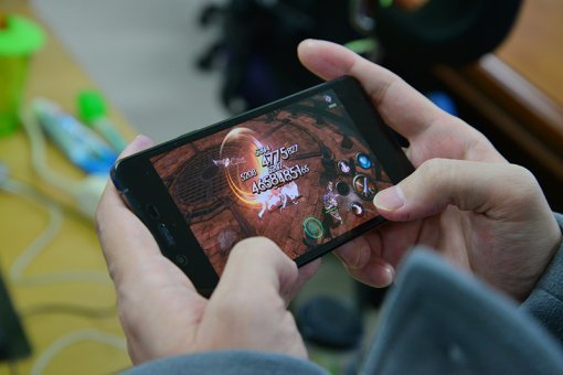 무난함이 매력인 위코 퓨어 스마트폰. (출처=동아닷컴)