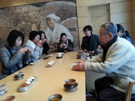 한국관광공사의 ‘고토치 셔틀’ 상품을 이용한 일본인 관광객이 한국의 도천 도자미술관의 도예 명장 천한봉 선생과 차를 마시며 이야기를 나누고 있다. 사진제공｜한국관광공사