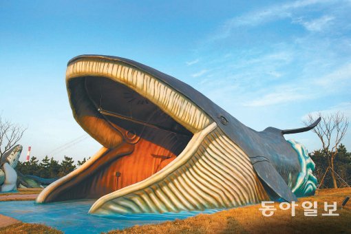 울산 장생포 고래마을의 상징이 된 귀신고래 모형. 동아일보DB