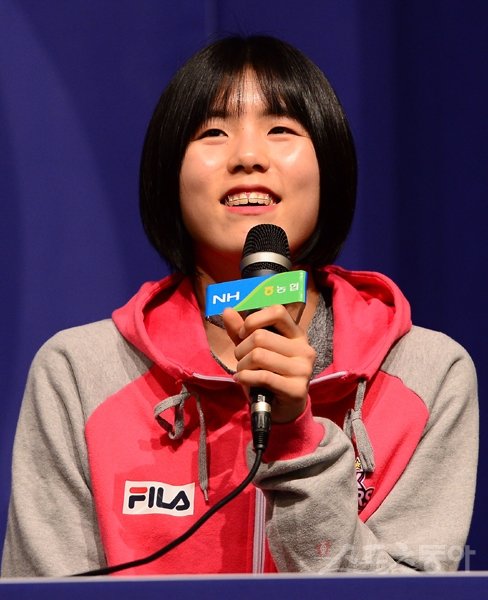 8일 서울 강남구 청담동 리베라호텔에서 ‘NH농협 2015~2016 V-리그’ 포스트시즌 미디어 데이가 열렸다. 흥국생명 이재영이 취재진의 질문에 답변하고 있다. 김진환 기자 kwangshin00@donga.com