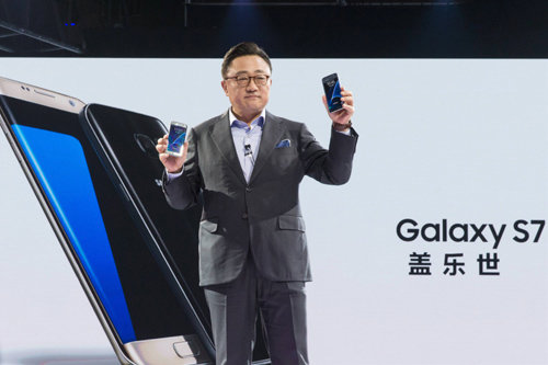고동진 삼성전자 무선사업부 사장이 중국 상하이(上海) 국제구매센터에서 갤럭시S7과 S7 엣지를 소개하고 있다. 삼성전자 제공