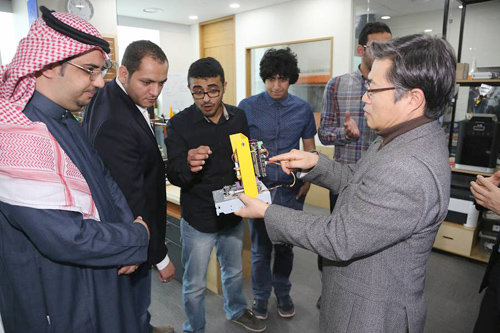사우디아라비아 벤처기업 대표들이 7일 대전 유성구 KAIST 내 대전창조경제혁신센터를 방문해 임종태 센터장(오른쪽)으로부터 3D 프린터로 만든 시제품에 대해 설명을 듣고 있다. SK그룹 제공