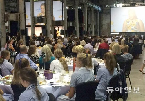 세계 여성의 날인 8일 호주 시드니 기술 공원 행사장에 모인 2000명의 청중이 세계 여성 폭력 실태에 대한 발표를 듣고 있다. 파란색 교복을 입고 행사에 참가한 여고생들은 “우리에겐 생활적인 페미니즘이 필요하다”고 말했다. 시드니=이진영 기자 ecolee@donga.com