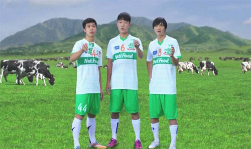 베트남 축구 스타 쯔엉(가운데)은 우유 회사의 TV 광고 모델로도 출연했다. DJH매니지먼트 제공
