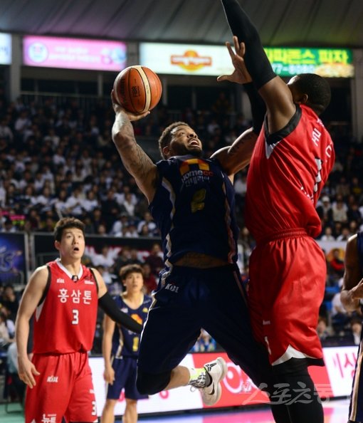 9일 전주실내체육관에서 열린 ‘2015-2016 KCC 프로농구’ 4강 플레이오프 2차전 전주KCC와 안양KGC 경기에서 KCC 에밋이 KGC인삼공사의 수비를 뚫고 골밑을 공격하고 있다. 전주｜김종원기자 won@donga.com