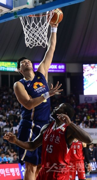 KCC가 안방에서 열린 1·2차전을 싹쓸이하며 챔피언 결정전 진출에 바짝 다가섰다. KCC 하승진(위)이 9일 전주체육관에서 벌어진 KGC와의 4강 PO 2차전 도중 마리오 리틀의 수비를 뚫고 골밑슛을 시도하고 있다. 전주｜김종원 기자 won@donga.com