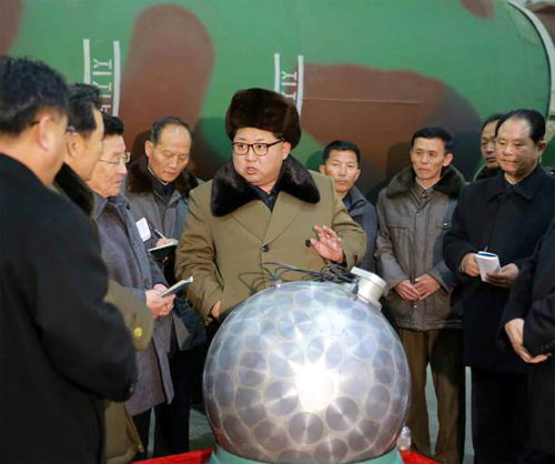 앞에는 핵탄두 모형 뒤에는 이동식ICBM 북한 노동신문은 김정은 노동당 제1비서(가운데)가 원형 
핵탄두에 대해 보고를 받는 모습을 9일 공개했다. 북한이 핵폭탄을 소형화했다고 주장하며 원형 핵탄두를 공개한 것은 국제사회의 
제재에도 불구하고 핵개발을 지속하겠다는 의사를 나타낸 것으로 보인다. 사진 출처 노동신문